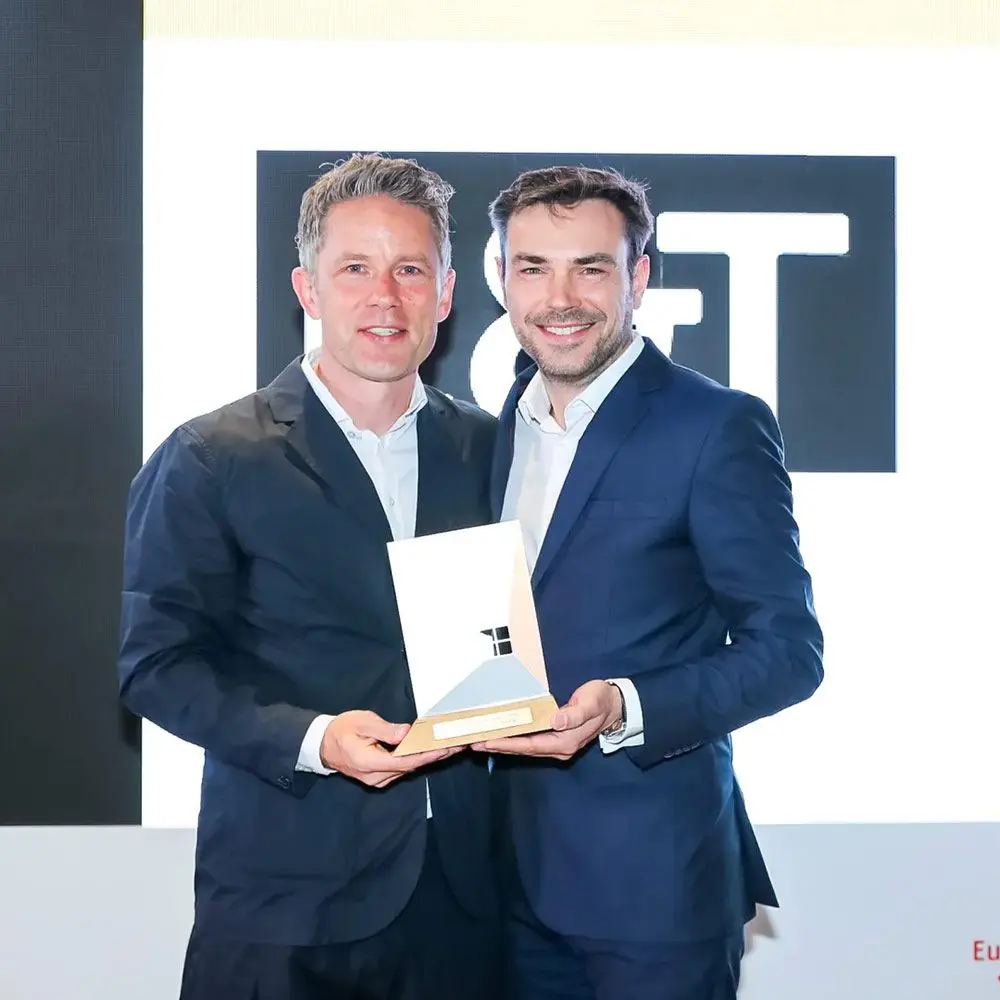 Die Geschäftsführer Thomas Ganter und Mark Rauschen präsentieren den EuroShop RetailAward 2019 in Shanghai.