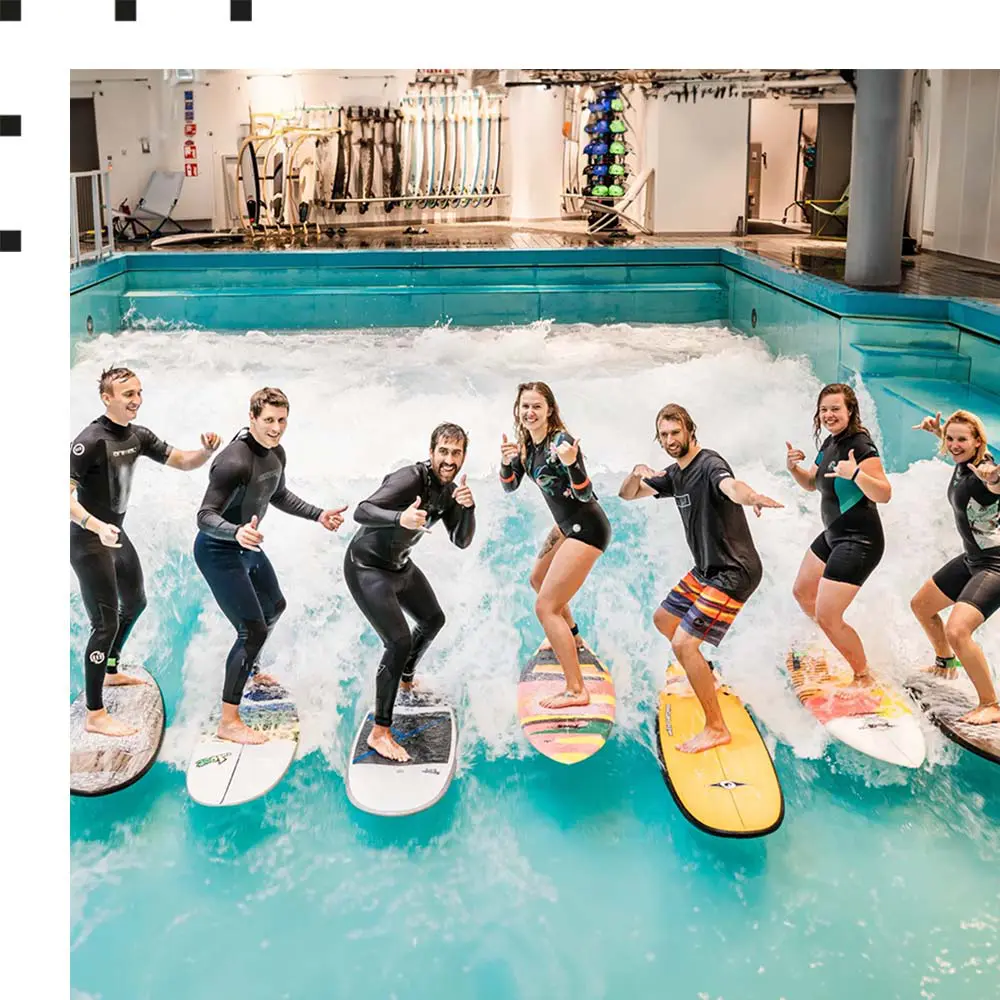 Das ehem. Hasewelle-Team surft für ein Gruppenfoto gemeinsam auf der Hasewelle im L&T Sporthaus in Osnabrück.