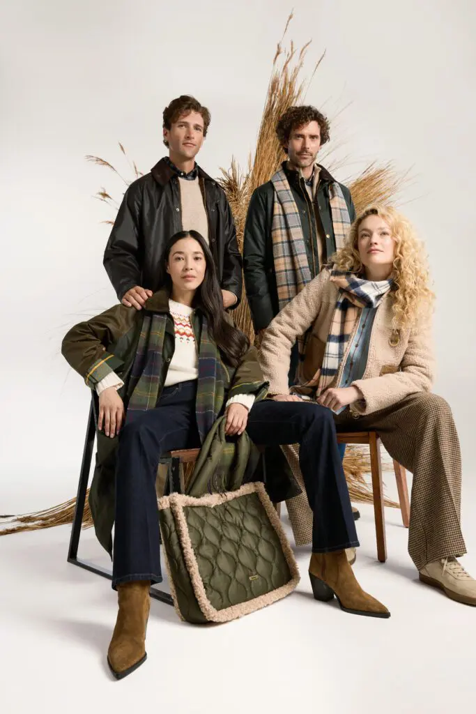 Herbst Outfits für Sie und Ihn. Trendige Kleidung in stilvollen Grüntönen mit angesagtem Karomuster.