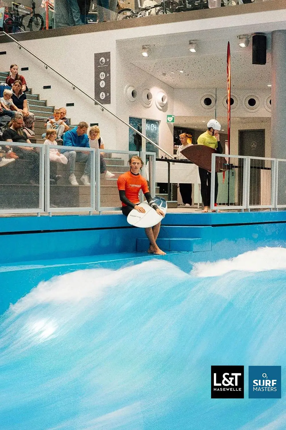 Surfer auf der Hasewelle im L&T Sporthaus