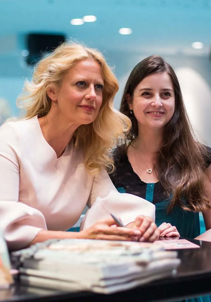 Barbara Schöneberger posiert gemeinsam mit einem Fan für ein Foto bei L&T in Osnabrück.
