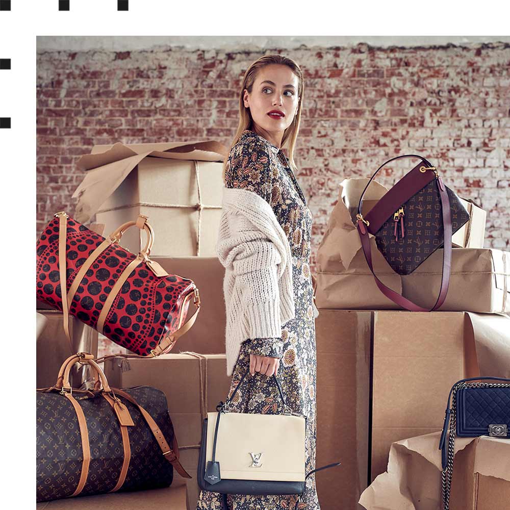 Eine Frau schaut zur rechten Seite, in der Hand hält sie eine Louis Vuitton-Handtasche in weiß. Bereitgestellt wurde sie von Who Is Louis, ausgestellt bei L&T in Osnabrück.