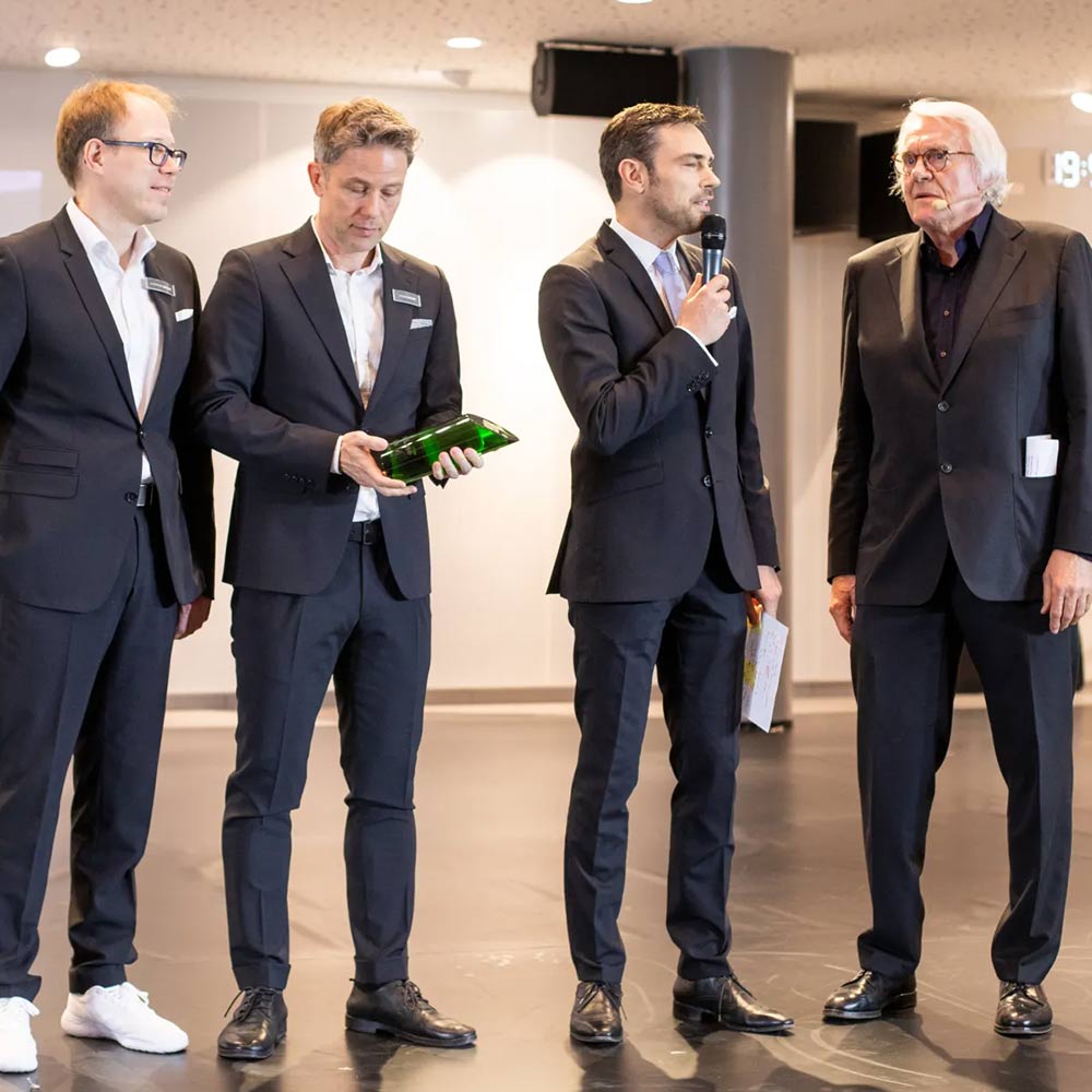 Präsentation des "Store Of The Year Award" in der Kategorie "Out Of Line". Auf dem Bild sind zu sehen: Die Geschäftsführer Alexander Berger, Thomas Ganter und Mark Rauschen sowie Laudator Wolf Jochen Schulte-Hillen.