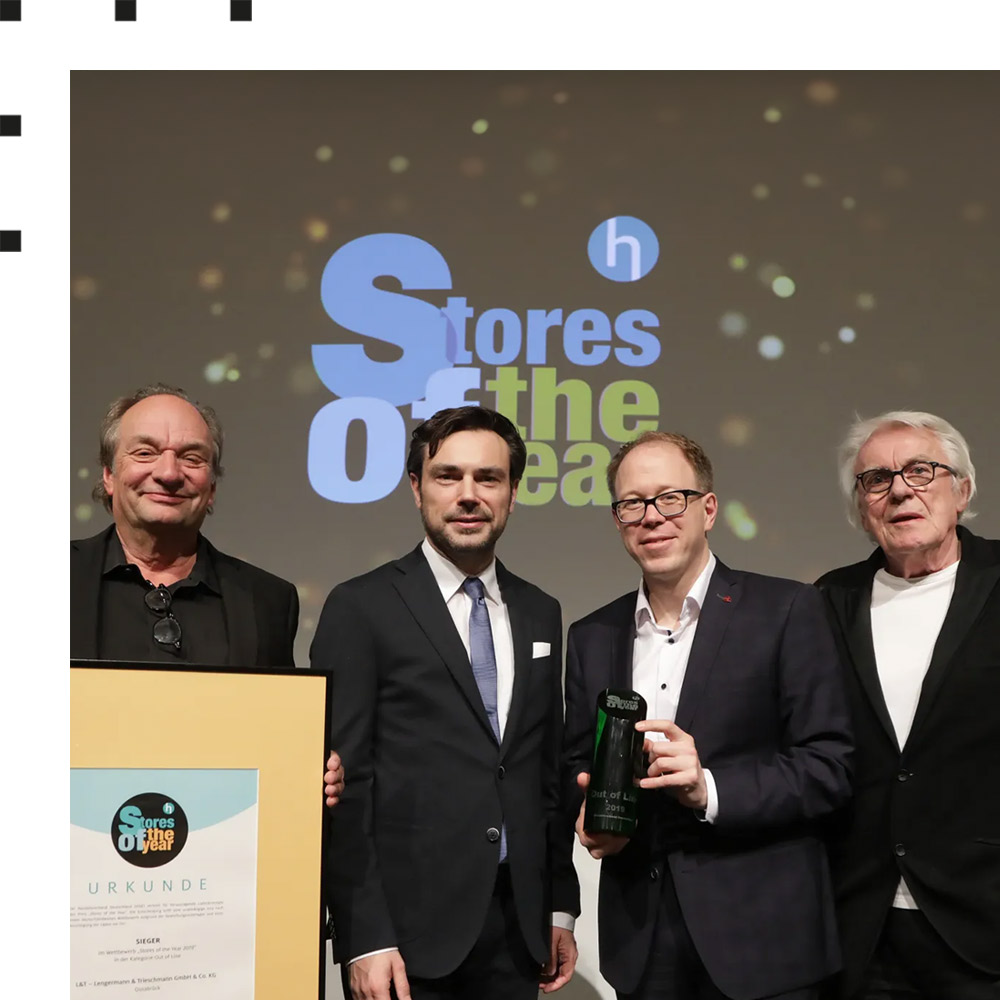 Architekt Holger Moths, Geschäftsführer Mark Rauschen und Alexander Berger, Handelsexperte Wolf-Jochen Schulte-Hillen mit dem Stores of the Year Award 2019.