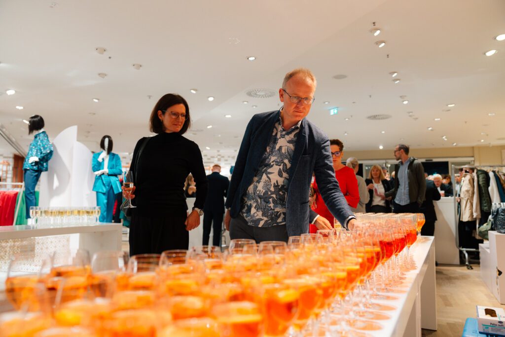 Kulinarisch wurden die Gäste von Meyer’s Catering verwöhnt: Erfrischende Getränke und delikate Köstlichkeiten sorgten für das leibliche Wohl und trugen zur exklusiven Atmosphäre des Abends bei.