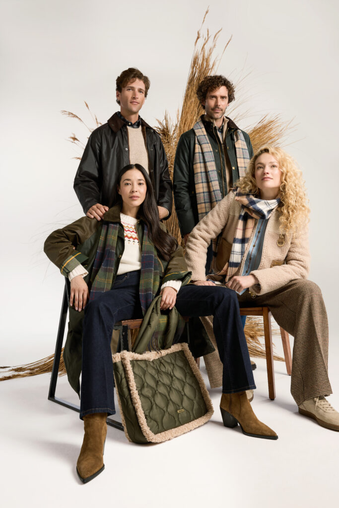 Herbst Outfits für Sie und Ihn. Trendige Kleidung in stilvollen Grüntönen mit angesagtem Karomuster.