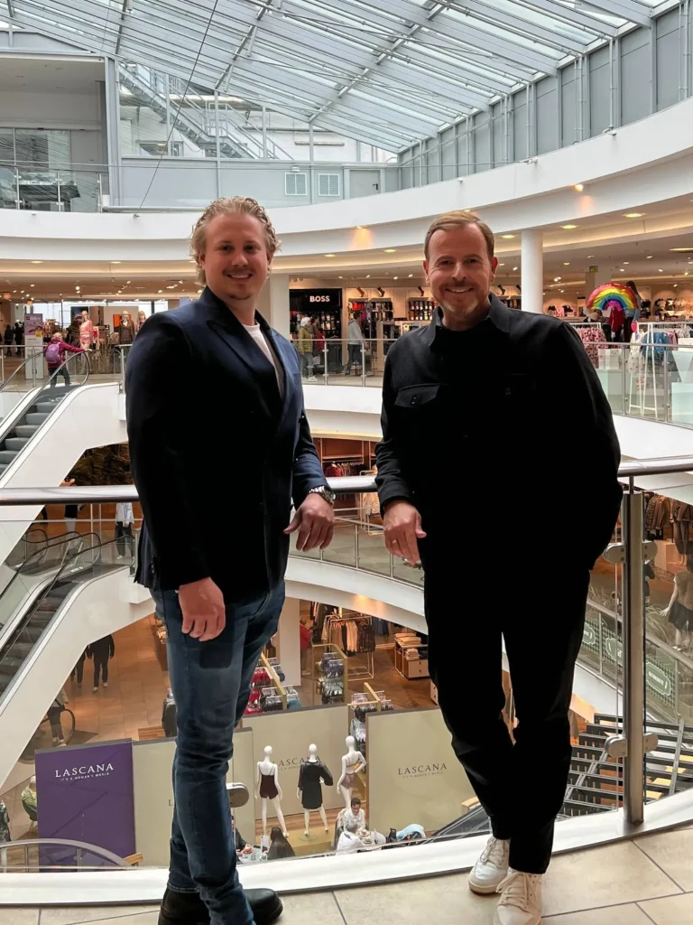 Lennard Böhne und Kevin Ziegler stehen im L&T Modehaus
