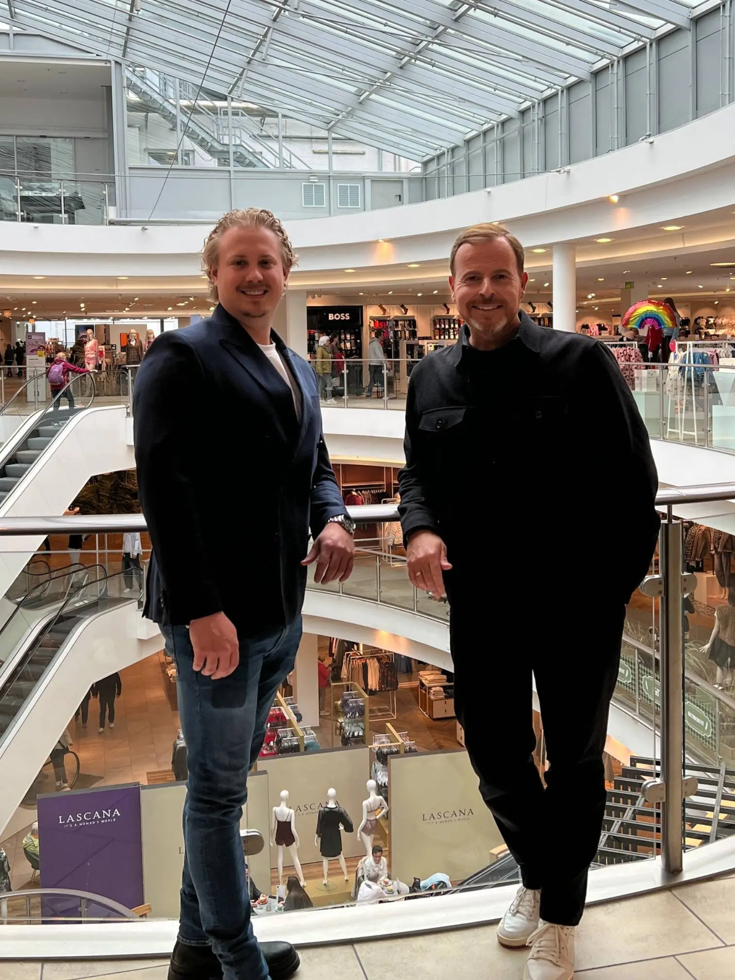 Lennard Böhne und Kevin Ziegler stehen im L&T Modehaus