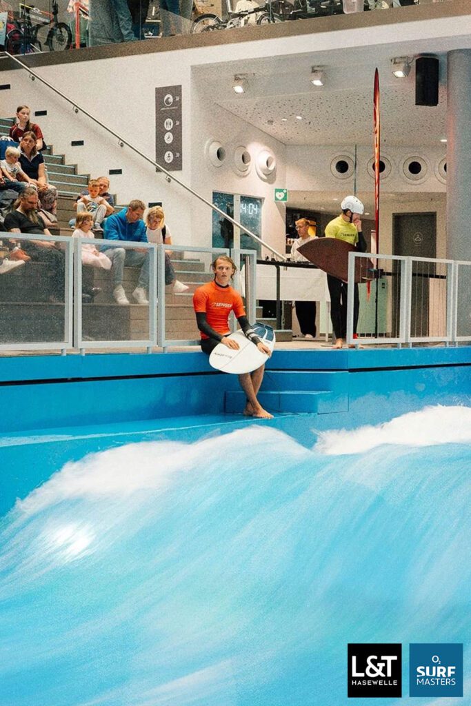 Surfer auf der Hasewelle im L&T Sporthaus